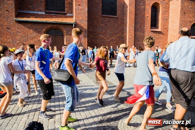 Zdjęcie w galerii na portalu naszraciborz.pl: ŚDM: Wiecz&oacute;r Kultury na placu Dominikańskim w Raciborzu wiadomości z regionu