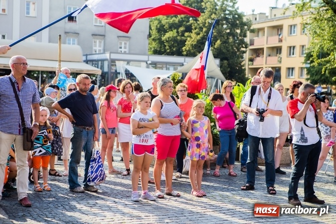 Zdjęcie w galerii na portalu naszraciborz.pl: ŚDM: Wiecz&oacute;r Kultury na placu Dominikańskim w Raciborzu wiadomości z regionu