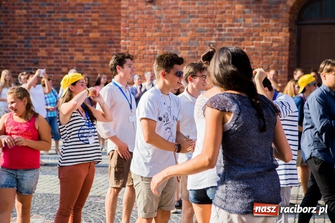 Zdjęcie w galerii na portalu naszraciborz.pl: ŚDM: Wiecz&oacute;r Kultury na placu Dominikańskim w Raciborzu wiadomości z regionu