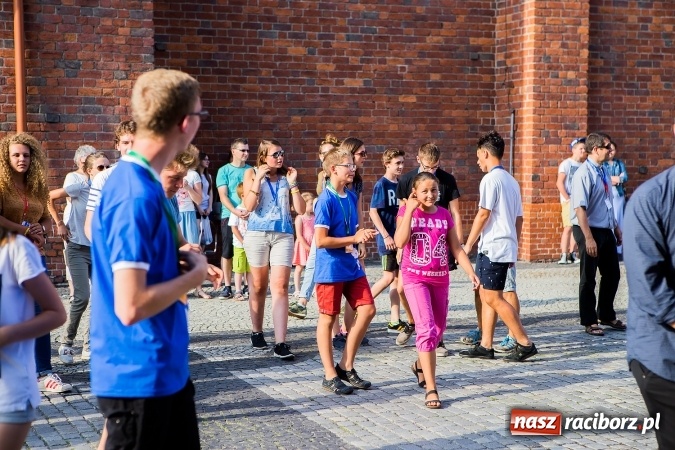 Zdjęcie w galerii na portalu naszraciborz.pl: ŚDM: Wiecz&oacute;r Kultury na placu Dominikańskim w Raciborzu wiadomości z regionu