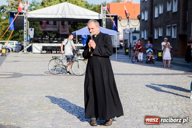 Zdjęcie w galerii na portalu naszraciborz.pl: ŚDM: Wiecz&oacute;r Kultury na placu Dominikańskim w Raciborzu wiadomości z regionu