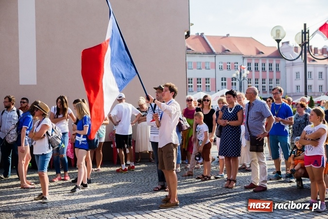 Zdjęcie w galerii na portalu naszraciborz.pl: ŚDM: Wiecz&oacute;r Kultury na placu Dominikańskim w Raciborzu wiadomości z regionu