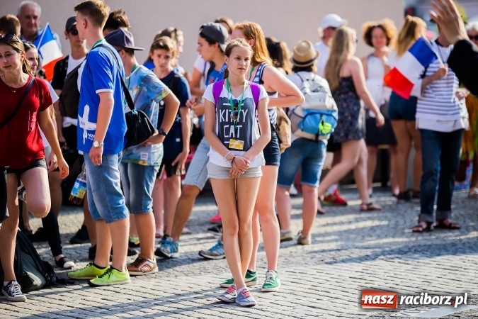 Zdjęcie w galerii na portalu naszraciborz.pl: ŚDM: Wiecz&oacute;r Kultury na placu Dominikańskim w Raciborzu wiadomości z regionu