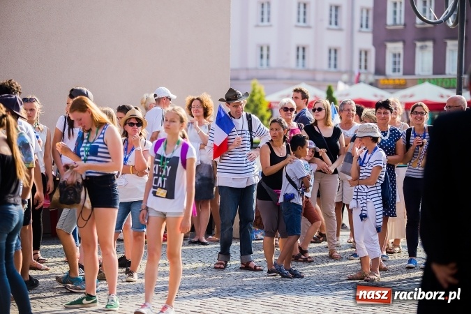 Zdjęcie w galerii na portalu naszraciborz.pl: ŚDM: Wiecz&oacute;r Kultury na placu Dominikańskim w Raciborzu wiadomości z regionu