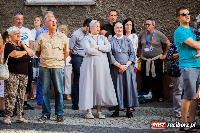 Zdjęcie w galerii na portalu naszraciborz.pl: ŚDM: Wiecz&oacute;r Kultury na placu Dominikańskim w Raciborzu wiadomości z regionu