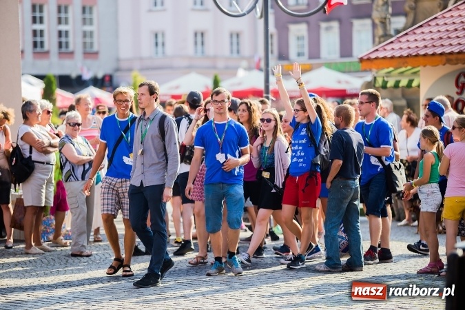 Zdjęcie w galerii na portalu naszraciborz.pl: ŚDM: Wiecz&oacute;r Kultury na placu Dominikańskim w Raciborzu wiadomości z regionu