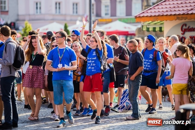 Zdjęcie w galerii na portalu naszraciborz.pl: ŚDM: Wiecz&oacute;r Kultury na placu Dominikańskim w Raciborzu wiadomości z regionu
