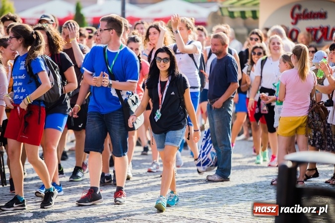 Zdjęcie w galerii na portalu naszraciborz.pl: ŚDM: Wiecz&oacute;r Kultury na placu Dominikańskim w Raciborzu wiadomości z regionu