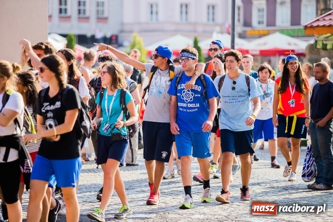 Zdjęcie w galerii na portalu naszraciborz.pl: ŚDM: Wiecz&oacute;r Kultury na placu Dominikańskim w Raciborzu wiadomości z regionu