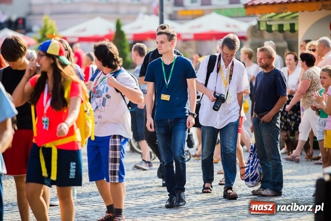 Zdjęcie w galerii na portalu naszraciborz.pl: ŚDM: Wiecz&oacute;r Kultury na placu Dominikańskim w Raciborzu wiadomości z regionu