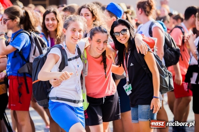 Zdjęcie w galerii na portalu naszraciborz.pl: ŚDM: Wiecz&oacute;r Kultury na placu Dominikańskim w Raciborzu wiadomości z regionu