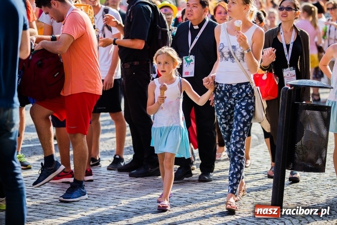 Zdjęcie w galerii na portalu naszraciborz.pl: ŚDM: Wiecz&oacute;r Kultury na placu Dominikańskim w Raciborzu wiadomości z regionu