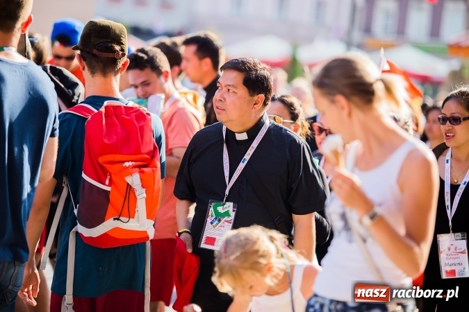 Zdjęcie w galerii na portalu naszraciborz.pl: ŚDM: Wiecz&oacute;r Kultury na placu Dominikańskim w Raciborzu wiadomości z regionu