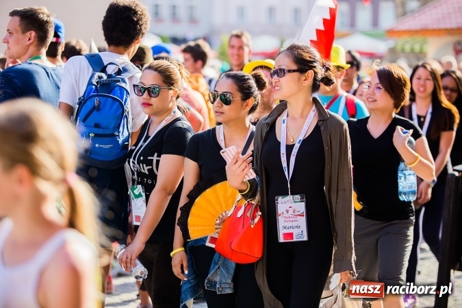 Zdjęcie w galerii na portalu naszraciborz.pl: ŚDM: Wiecz&oacute;r Kultury na placu Dominikańskim w Raciborzu wiadomości z regionu