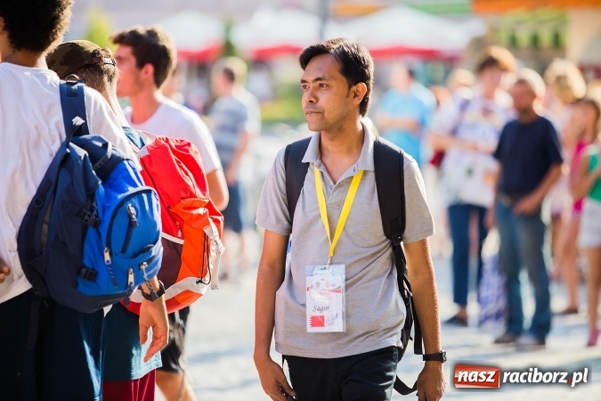 Zdjęcie w galerii na portalu naszraciborz.pl: ŚDM: Wiecz&oacute;r Kultury na placu Dominikańskim w Raciborzu wiadomości z regionu