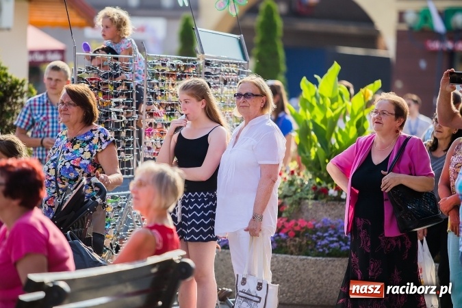Zdjęcie w galerii na portalu naszraciborz.pl: ŚDM: Wiecz&oacute;r Kultury na placu Dominikańskim w Raciborzu wiadomości z regionu