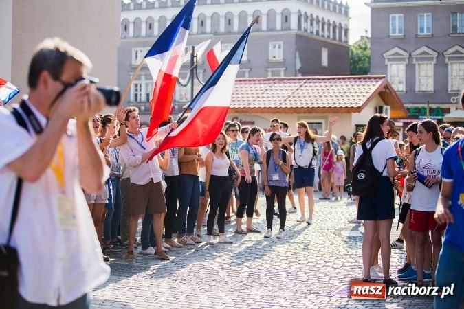Zdjęcie w galerii na portalu naszraciborz.pl: ŚDM: Wiecz&oacute;r Kultury na placu Dominikańskim w Raciborzu wiadomości z regionu