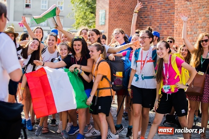 Zdjęcie w galerii na portalu naszraciborz.pl: ŚDM: Wiecz&oacute;r Kultury na placu Dominikańskim w Raciborzu wiadomości z regionu