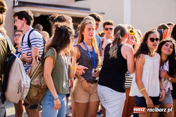 Zdjęcie w galerii na portalu naszraciborz.pl: ŚDM: Wiecz&oacute;r Kultury na placu Dominikańskim w Raciborzu wiadomości z regionu