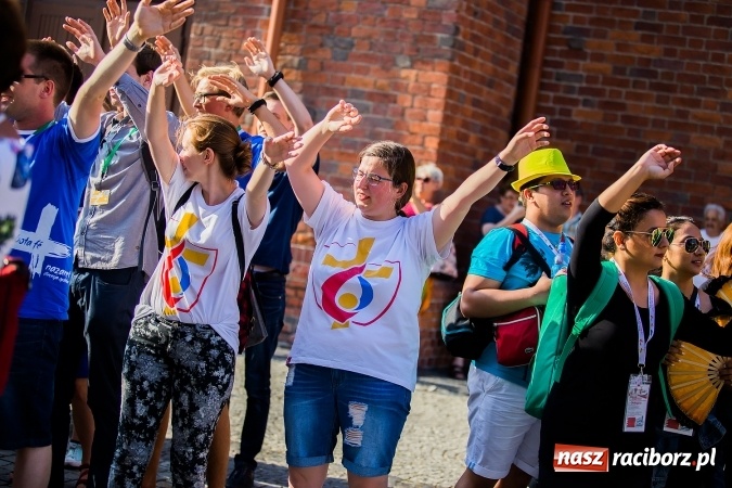 Zdjęcie w galerii na portalu naszraciborz.pl: ŚDM: Wiecz&oacute;r Kultury na placu Dominikańskim w Raciborzu wiadomości z regionu