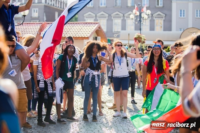 Zdjęcie w galerii na portalu naszraciborz.pl: ŚDM: Wiecz&oacute;r Kultury na placu Dominikańskim w Raciborzu wiadomości z regionu