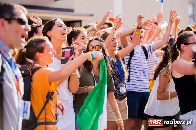 Zdjęcie w galerii na portalu naszraciborz.pl: ŚDM: Wiecz&oacute;r Kultury na placu Dominikańskim w Raciborzu wiadomości z regionu