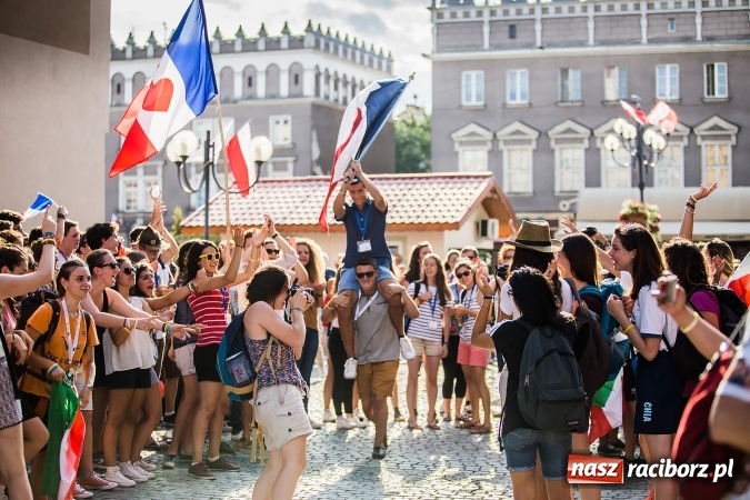 Zdjęcie w galerii na portalu naszraciborz.pl: ŚDM: Wiecz&oacute;r Kultury na placu Dominikańskim w Raciborzu wiadomości z regionu