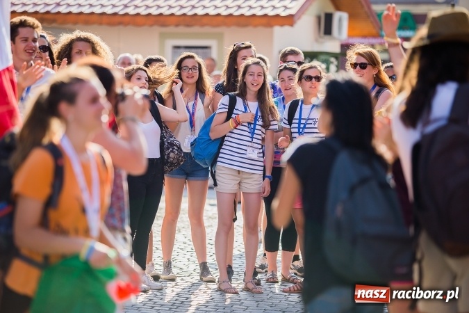 Zdjęcie w galerii na portalu naszraciborz.pl: ŚDM: Wiecz&oacute;r Kultury na placu Dominikańskim w Raciborzu wiadomości z regionu