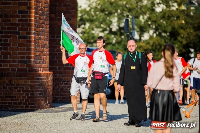 Zdjęcie w galerii na portalu naszraciborz.pl: ŚDM: Wiecz&oacute;r Kultury na placu Dominikańskim w Raciborzu wiadomości z regionu