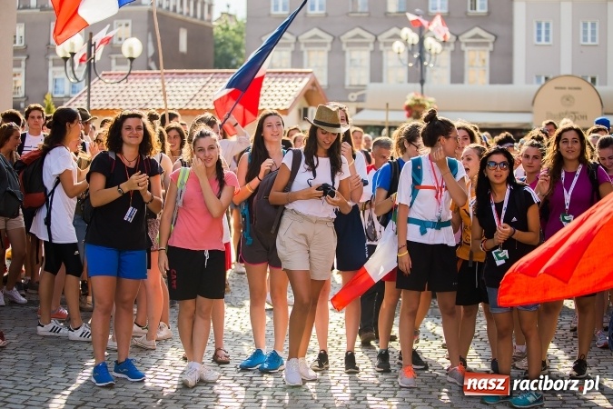 Zdjęcie w galerii na portalu naszraciborz.pl: ŚDM: Wiecz&oacute;r Kultury na placu Dominikańskim w Raciborzu wiadomości z regionu