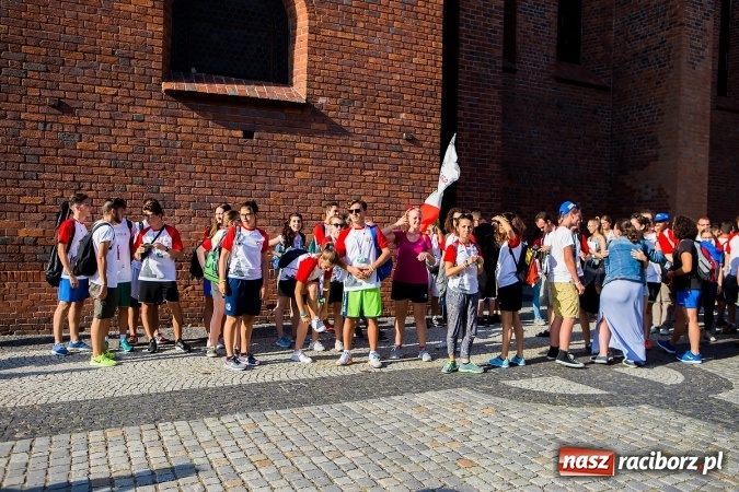 Zdjęcie w galerii na portalu naszraciborz.pl: ŚDM: Wiecz&oacute;r Kultury na placu Dominikańskim w Raciborzu wiadomości z regionu