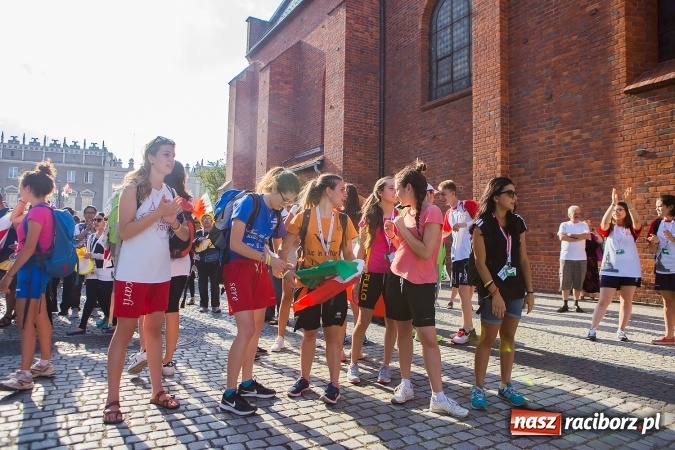Zdjęcie w galerii na portalu naszraciborz.pl: ŚDM: Wiecz&oacute;r Kultury na placu Dominikańskim w Raciborzu wiadomości z regionu