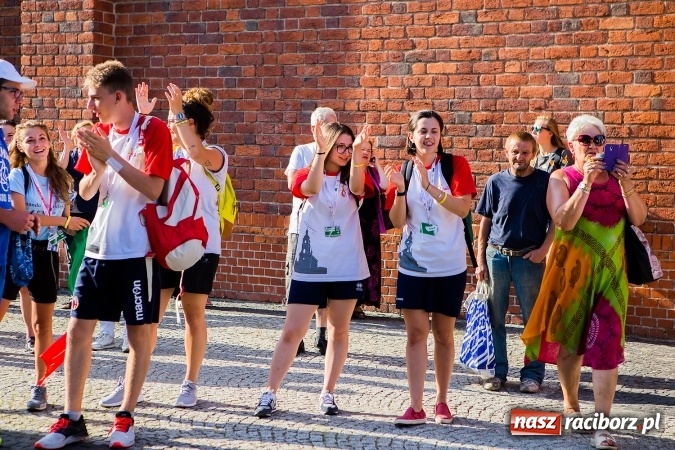 Zdjęcie w galerii na portalu naszraciborz.pl: ŚDM: Wiecz&oacute;r Kultury na placu Dominikańskim w Raciborzu wiadomości z regionu