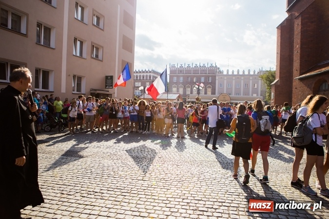 Zdjęcie w galerii na portalu naszraciborz.pl: ŚDM: Wiecz&oacute;r Kultury na placu Dominikańskim w Raciborzu wiadomości z regionu