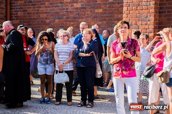 Zdjęcie w galerii na portalu naszraciborz.pl: ŚDM: Wiecz&oacute;r Kultury na placu Dominikańskim w Raciborzu wiadomości z regionu