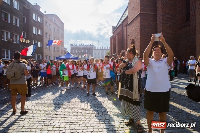 Zdjęcie w galerii na portalu naszraciborz.pl: ŚDM: Wiecz&oacute;r Kultury na placu Dominikańskim w Raciborzu wiadomości z regionu
