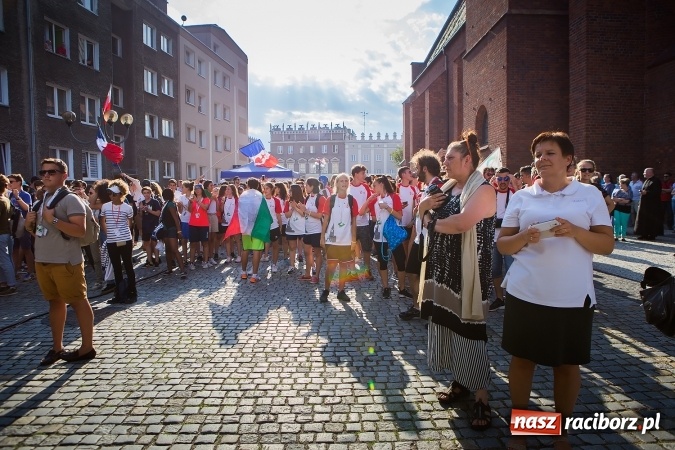 Zdjęcie w galerii na portalu naszraciborz.pl: ŚDM: Wiecz&oacute;r Kultury na placu Dominikańskim w Raciborzu wiadomości z regionu