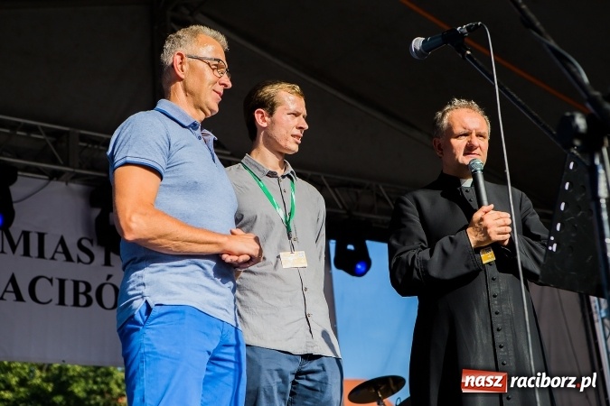 Zdjęcie w galerii na portalu naszraciborz.pl: ŚDM: Wiecz&oacute;r Kultury na placu Dominikańskim w Raciborzu wiadomości z regionu