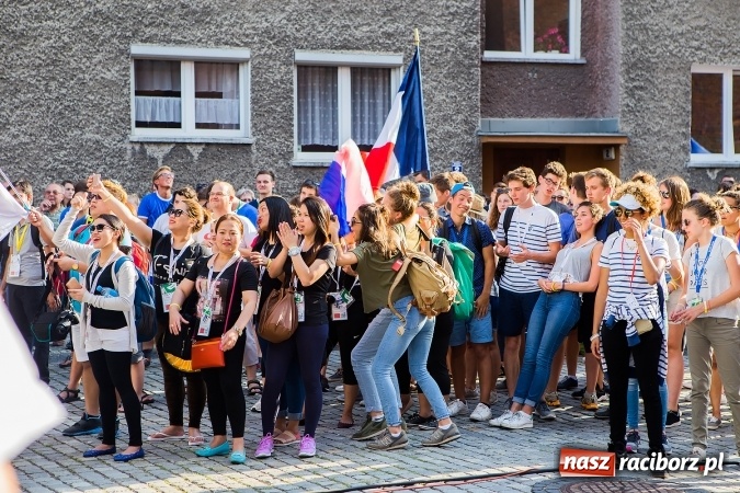 Zdjęcie w galerii na portalu naszraciborz.pl: ŚDM: Wiecz&oacute;r Kultury na placu Dominikańskim w Raciborzu wiadomości z regionu