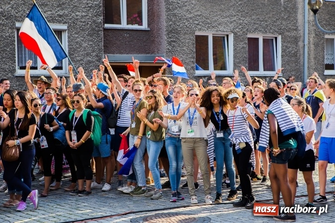 Zdjęcie w galerii na portalu naszraciborz.pl: ŚDM: Wiecz&oacute;r Kultury na placu Dominikańskim w Raciborzu wiadomości z regionu