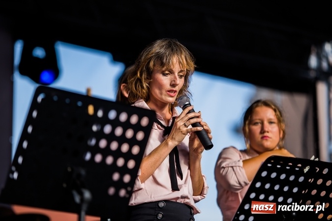 Zdjęcie w galerii na portalu naszraciborz.pl: ŚDM: Wiecz&oacute;r Kultury na placu Dominikańskim w Raciborzu wiadomości z regionu