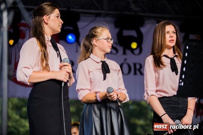 Zdjęcie w galerii na portalu naszraciborz.pl: ŚDM: Wiecz&oacute;r Kultury na placu Dominikańskim w Raciborzu wiadomości z regionu