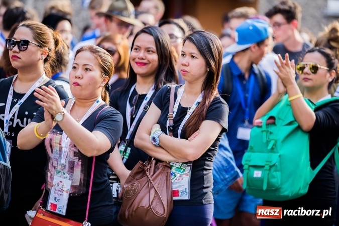 Zdjęcie w galerii na portalu naszraciborz.pl: ŚDM: Wiecz&oacute;r Kultury na placu Dominikańskim w Raciborzu wiadomości z regionu