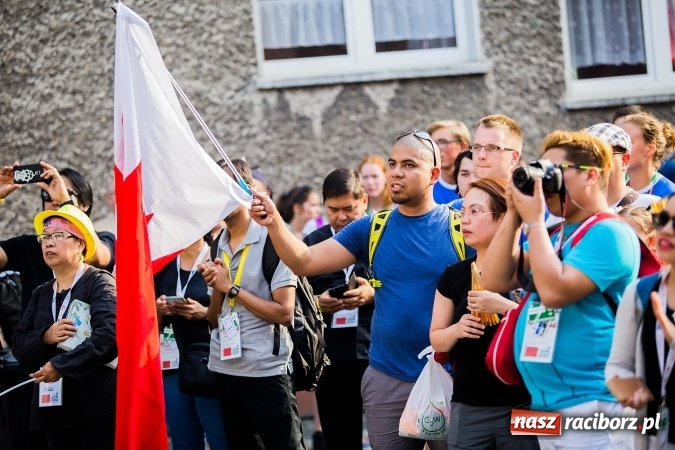 Zdjęcie w galerii na portalu naszraciborz.pl: ŚDM: Wiecz&oacute;r Kultury na placu Dominikańskim w Raciborzu wiadomości z regionu