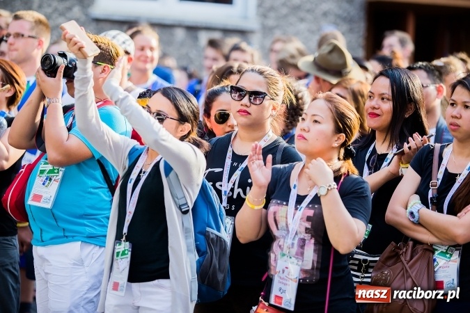 Zdjęcie w galerii na portalu naszraciborz.pl: ŚDM: Wiecz&oacute;r Kultury na placu Dominikańskim w Raciborzu wiadomości z regionu