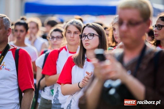 Zdjęcie w galerii na portalu naszraciborz.pl: ŚDM: Wiecz&oacute;r Kultury na placu Dominikańskim w Raciborzu wiadomości z regionu