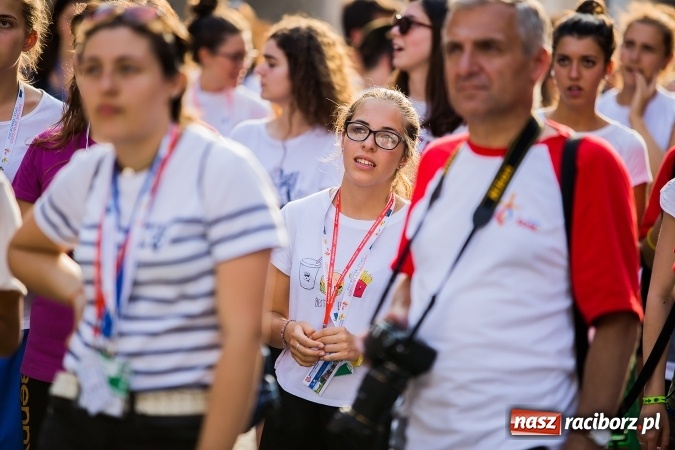 Zdjęcie w galerii na portalu naszraciborz.pl: ŚDM: Wiecz&oacute;r Kultury na placu Dominikańskim w Raciborzu wiadomości z regionu