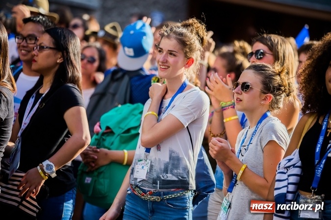 Zdjęcie w galerii na portalu naszraciborz.pl: ŚDM: Wiecz&oacute;r Kultury na placu Dominikańskim w Raciborzu wiadomości z regionu