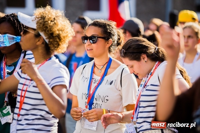 Zdjęcie w galerii na portalu naszraciborz.pl: ŚDM: Wiecz&oacute;r Kultury na placu Dominikańskim w Raciborzu wiadomości z regionu