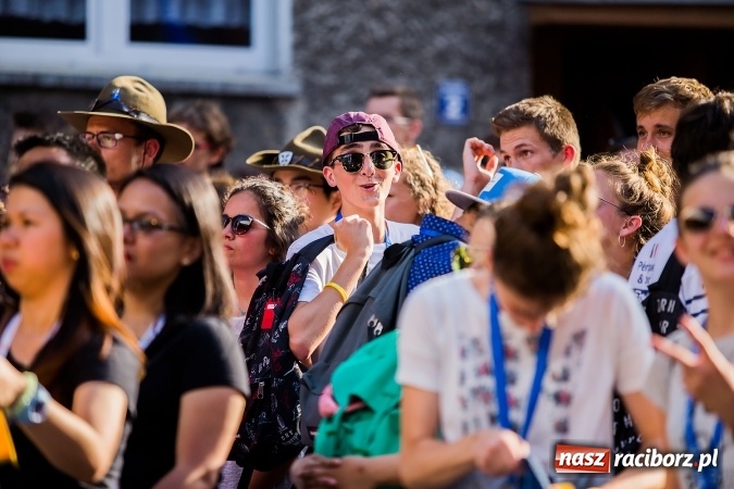 Zdjęcie w galerii na portalu naszraciborz.pl: ŚDM: Wiecz&oacute;r Kultury na placu Dominikańskim w Raciborzu wiadomości z regionu